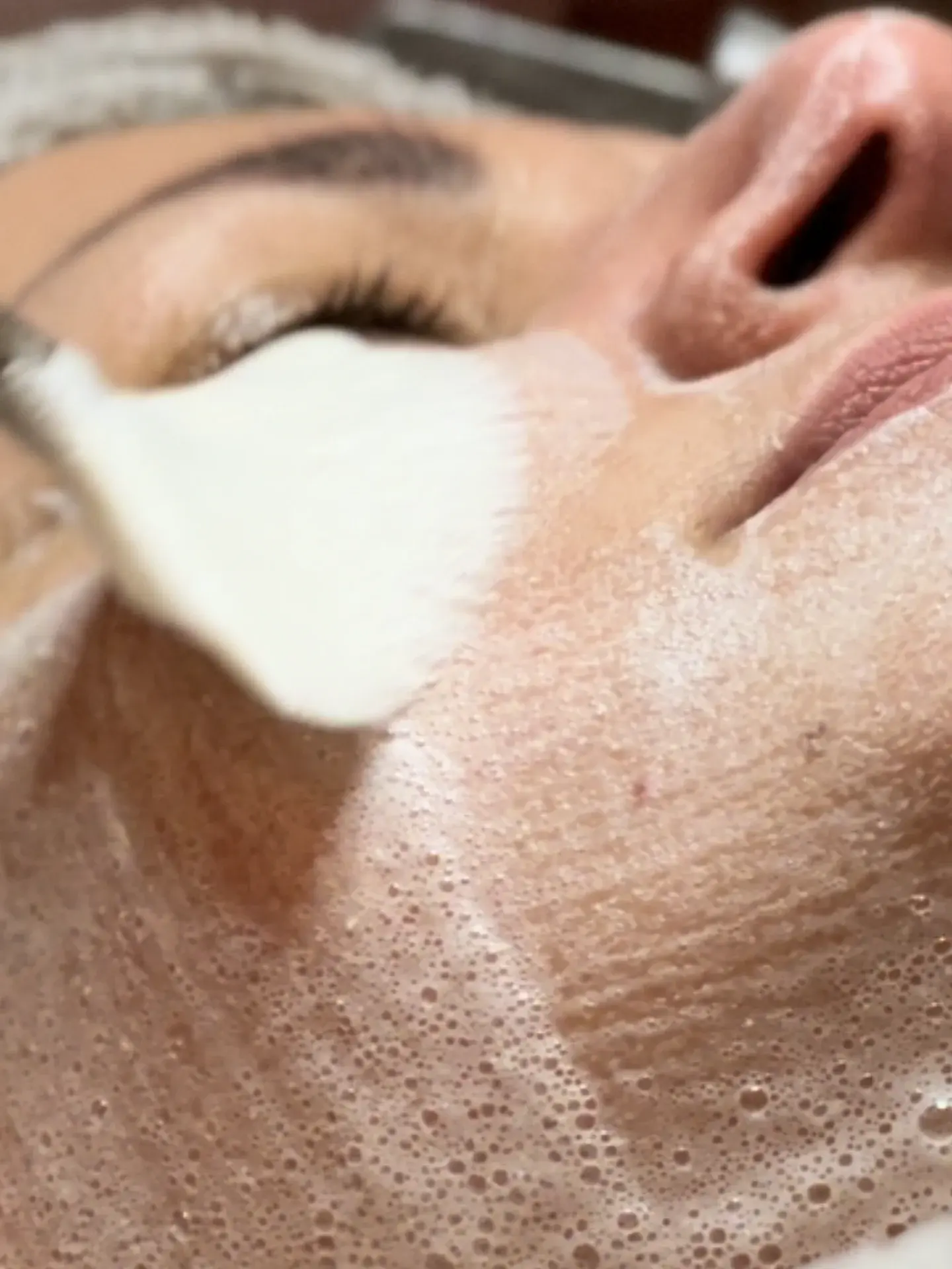 Oxygen-Treatment im House of Shido — Sauerstoffschaum wird mit dem Pinsel aufgetragen