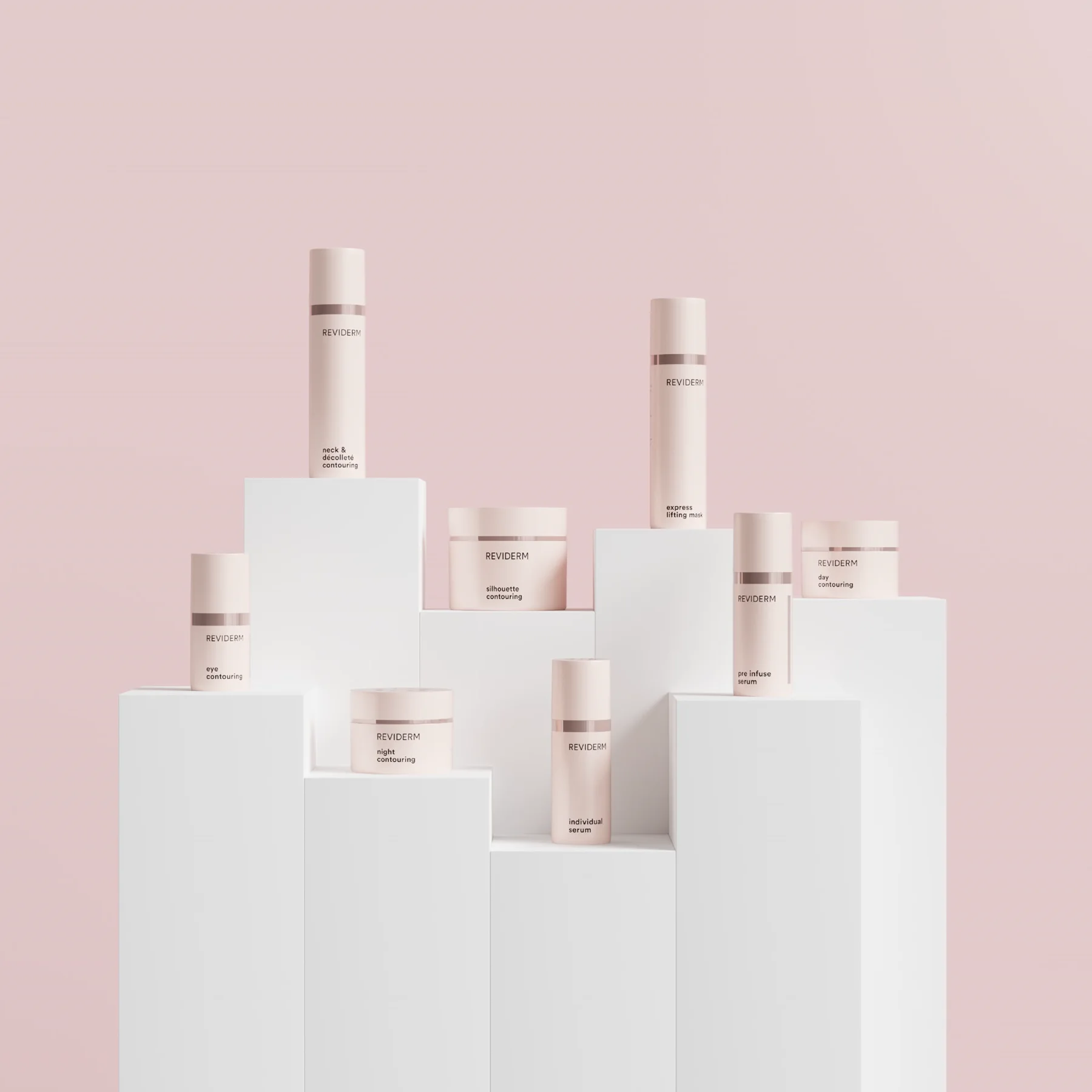 Pflegeprodukte der REVIDERM Contouring-Linie auf weißen Podesten